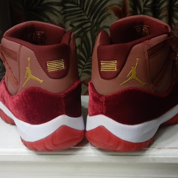 Rarely worn Velvet "Nike Air Jordan" size 11 - Picture 3 of 5